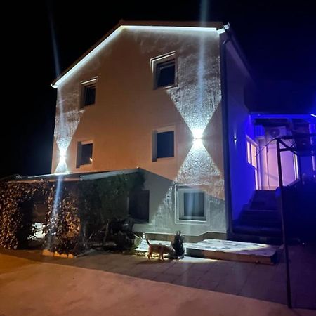 Apartments Frigan Maslenica Eksteriør bilde