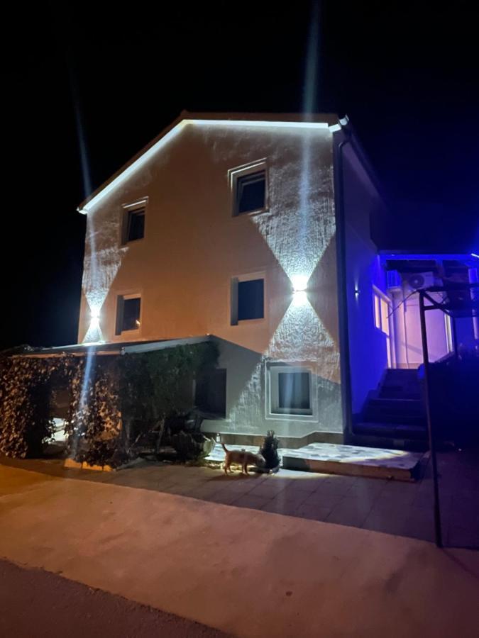 Apartments Frigan Maslenica Eksteriør bilde