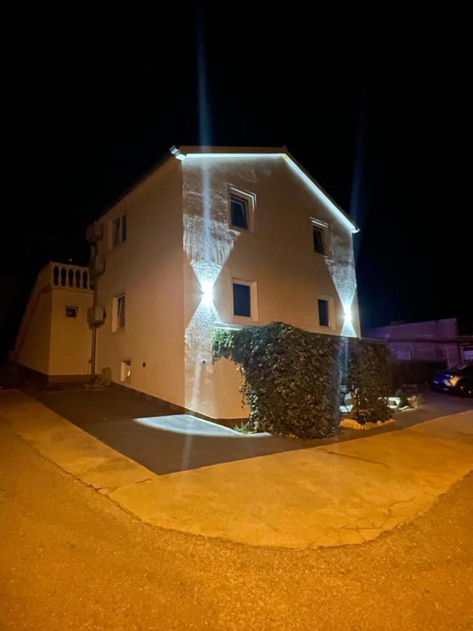 Apartments Frigan Maslenica Eksteriør bilde